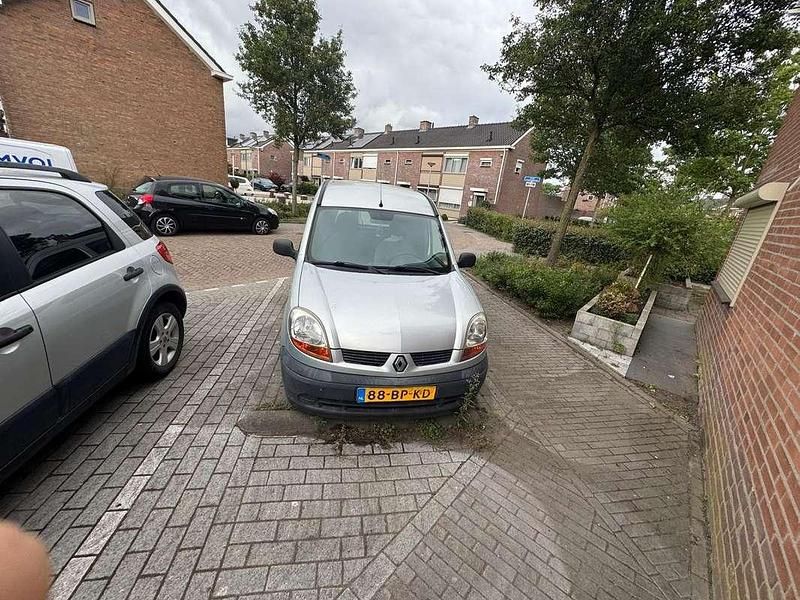 Zilver Gebruikt 2004 Renault Kangoo MPV | € 1.500 (Eerlijke prijs) - Afbeelding 1/4