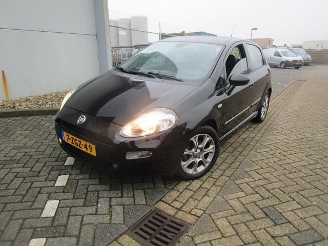 Zwart Gebruikt 2015 Fiat Punto Evo Street Hatchback | € 3.750 (Eerlijke prijs) - Afbeelding 1/4