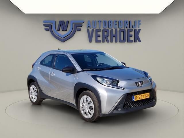 Grijs Gebruikt 2022 Toyota Aygo Play Hatchback | € 14.900 (Eerlijke prijs) - Afbeelding 1/4