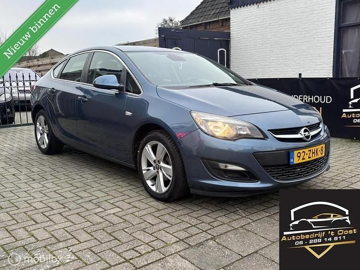 Blauw Occasion 2012 Opel Astra Edition Sedan | € 5.750 (Eerlijke prijs) - Afbeelding 1/4