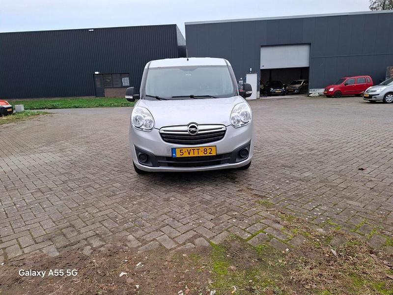 (metallic) Gebruikt 2012 Opel Combo Sedan | € 3.017 (Eerlijke prijs) - Afbeelding 1/4