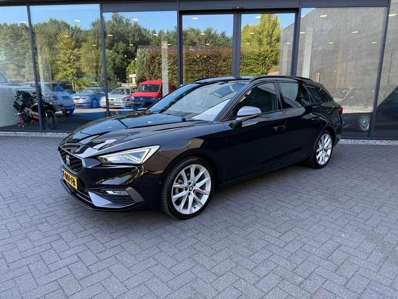 Zwart, metallic lak Gebruikt 2020 Seat Leon FR Stationwagen | € 20.900 (Eerlijke prijs) - Afbeelding 1/4