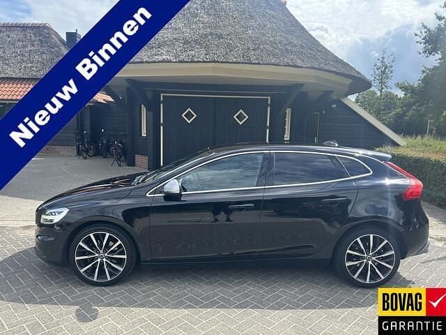 Zwart Gebruikt 2017 Volvo V40 Stationwagen | € 15.950 (Eerlijke prijs) - Afbeelding 1/4