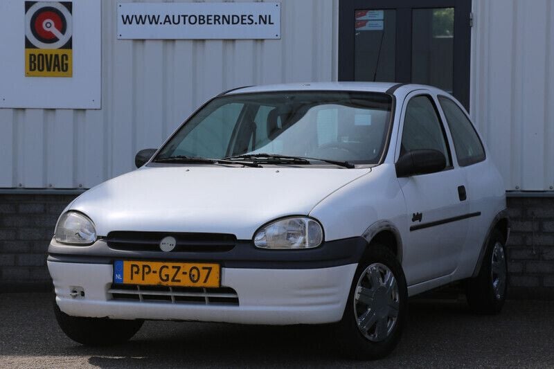 Wit Gebruikt 1996 Opel Corsa Hatchback | € 790 (Eerlijke prijs) - Afbeelding 1/4
