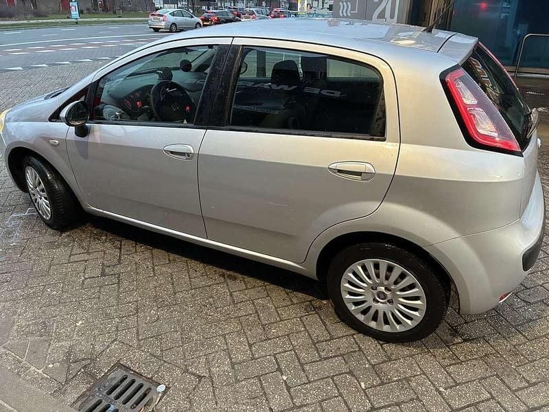 Zilver Gebruikt 2010 Fiat Punto Dynamic MPV | € 2.500 (Eerlijke prijs) - Afbeelding 1/4