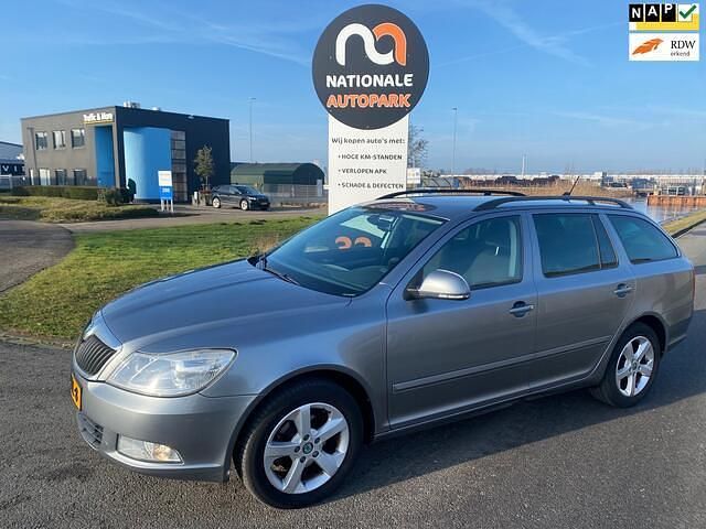 Grijs Occasion 2013 Skoda Octavia Stationwagen | € 2.750 (Super prijs) - Afbeelding 1/4