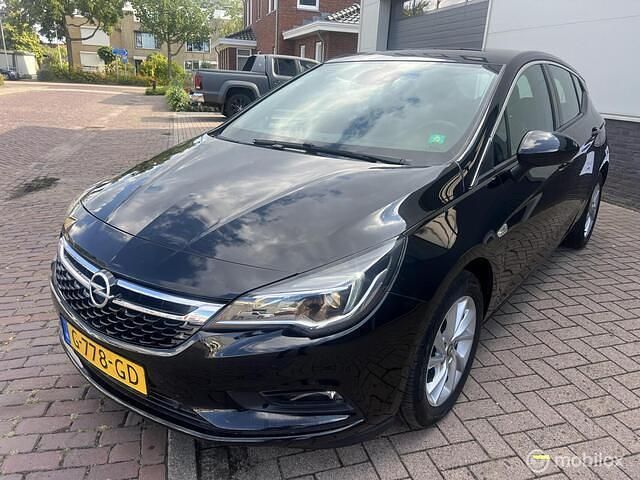 Zwart Gebruikt 2019 Opel Astra Edition Hatchback | € 12.950 (Goede deal) - Afbeelding 1/4