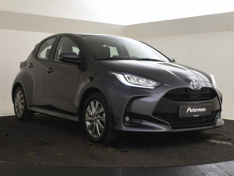 Grijs Gebruikt 2024 Toyota Yaris Hatchback | € 23.400 (Eerlijke prijs) - Afbeelding 1/4
