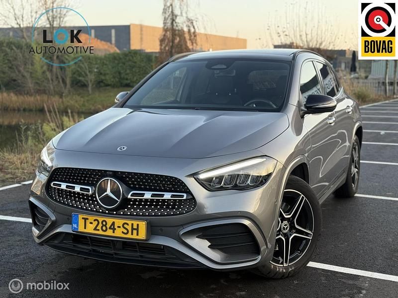 Grijs Occasion 2023 Mercedes GLA250 AMG line SUV | € 44.999 (Eerlijke prijs) - Afbeelding 1/4
