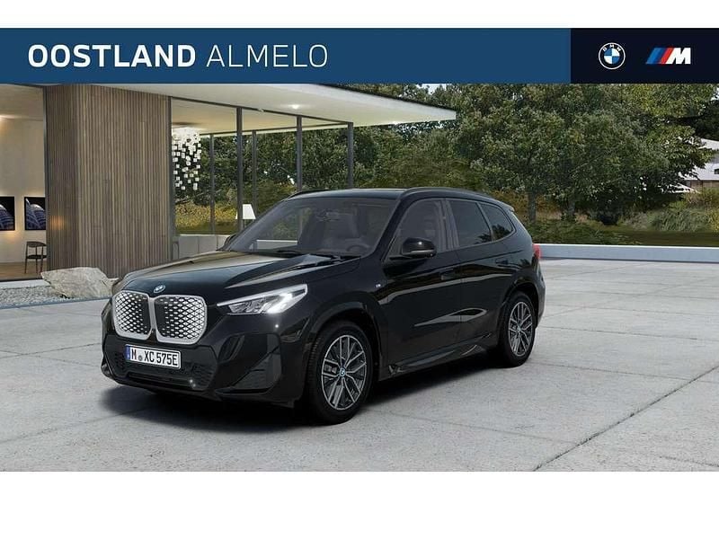 Zwart Nieuw 2025 BMW iX1 M Sport SUV | € 56.144 (Super prijs) - Afbeelding 1/3