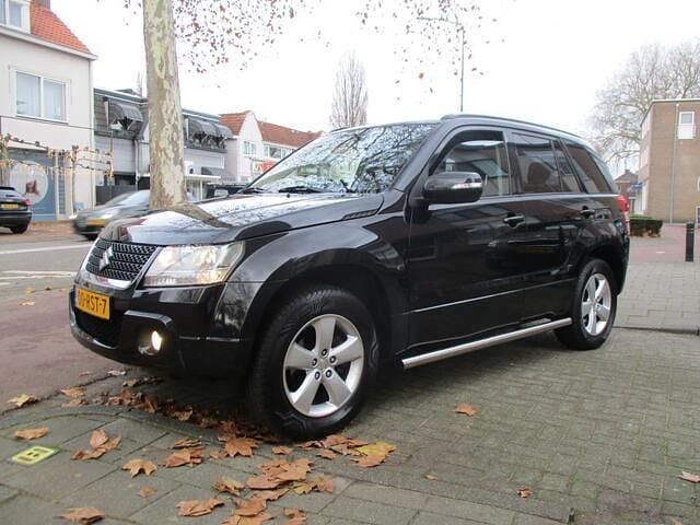 Zwart Gebruikt 2011 Suzuki Grand Vitara Exclusive SUV | € 8.985 (Eerlijke prijs) - Afbeelding 1/4