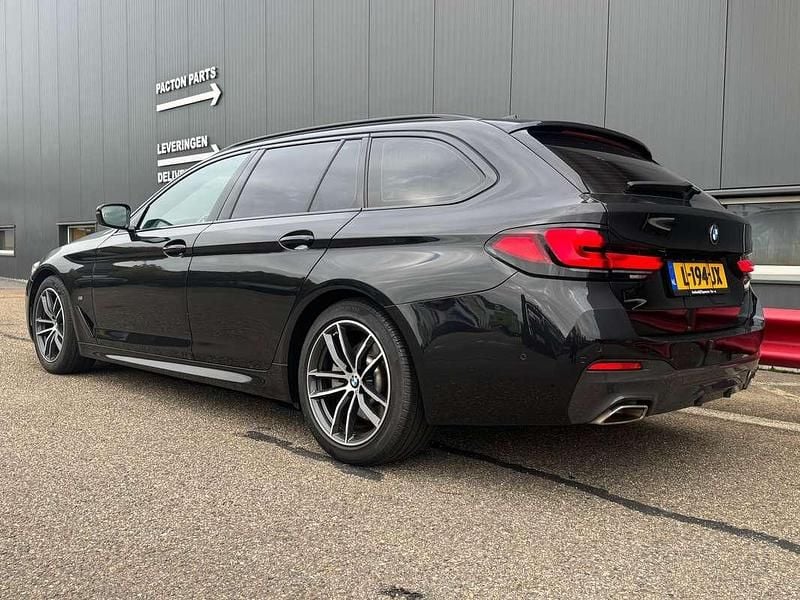 Zwart Gebruikt 2021 BMW 520 Stationwagen | € 28.900 (Goede deal) - Afbeelding 1/4