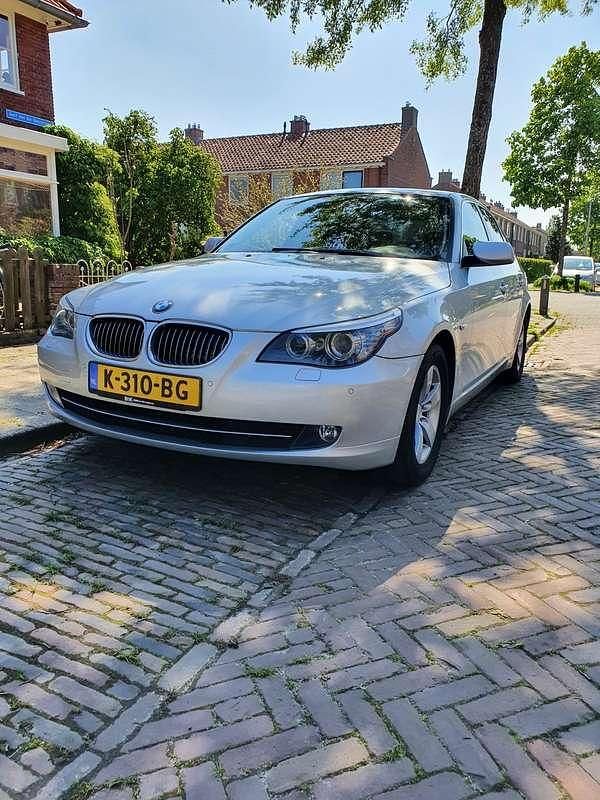 Grijs Gebruikt 2008 BMW 523 Sedan | € 7.500 (Eerlijke prijs) - Afbeelding 1/4