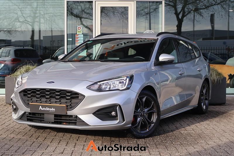 Grijs Occasion 2022 Ford Focus ST-Line Stationwagen | € 15.900 (Iets duurder) - Afbeelding 1/4