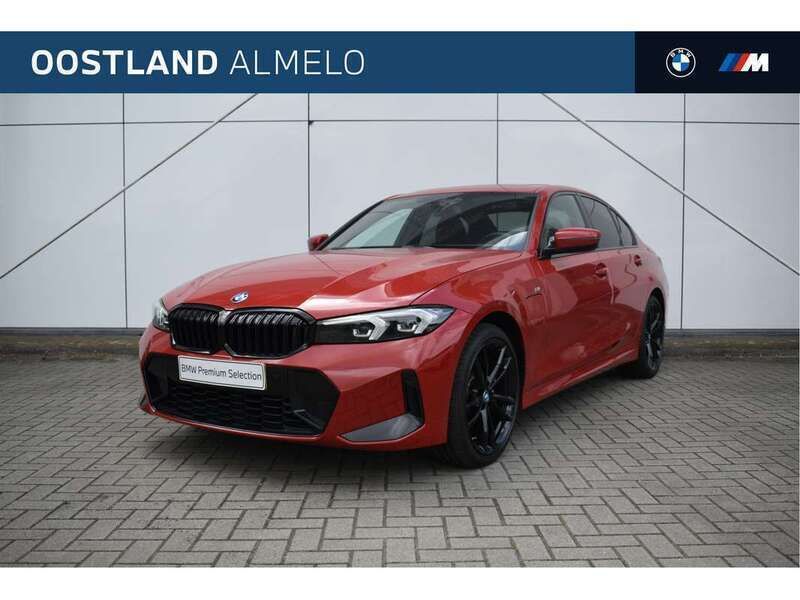 Rood, metallic lak Gebruikt 2024 BMW 320 M Sport Sedan | € 44.950 (Iets duurder) - Afbeelding 1/4