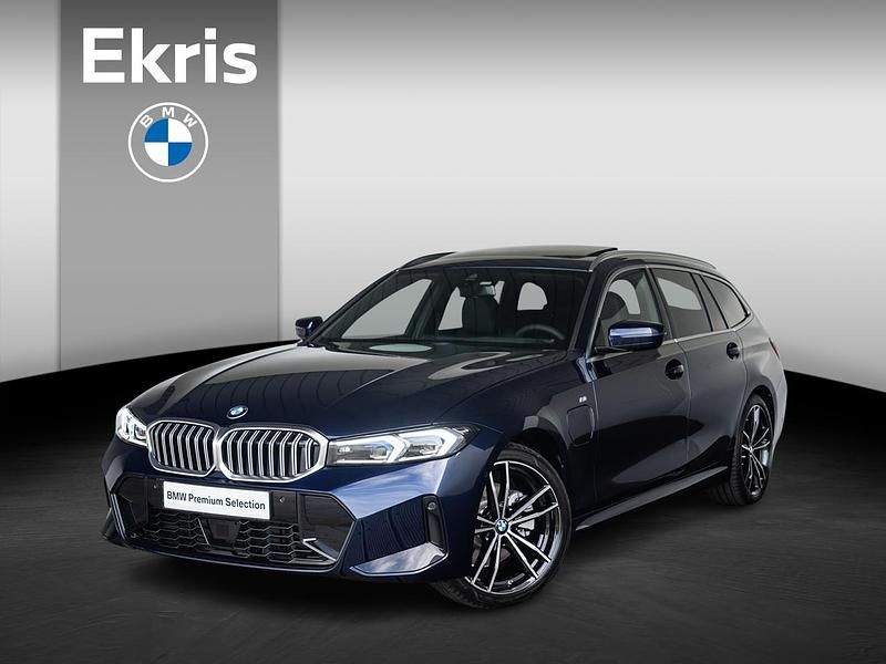 Blauw, metallic lak Gebruikt 2024 BMW 330e M Sport Stationwagen | € 47.995 (Super prijs) - Afbeelding 1/4