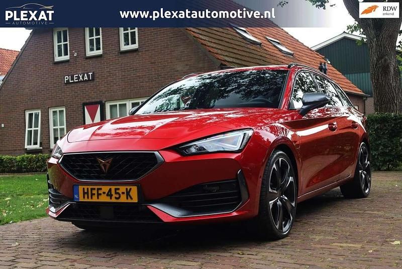 Rood, metallic lak Gebruikt 2021 Cupra Leon Stationwagen | € 19.945 (Goede deal) - Afbeelding 1/4