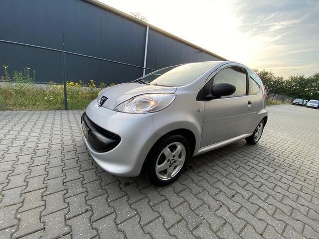 Grijs, metallic lak Gebruikt 2006 Peugeot 107 Hatchback | € 1.399 (Eerlijke prijs) - Afbeelding 1/4