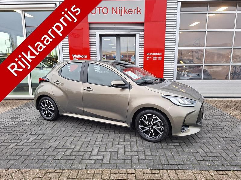 Groen (metallic) Gebruikt 2022 Toyota Yaris Hybrid Limited Hatchback | € 24.700 (Duur) - Afbeelding 1/4