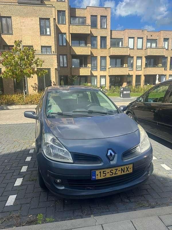 Gebruikt 2006 Renault Clio II Dynamique Sedan | € 1.100 (Goede deal) - Afbeelding 1/4