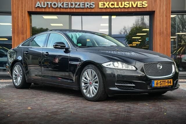 Zwart Gebruikt 2013 Jaguar XJ Portfolio Sedan | € 13.900 (Eerlijke prijs) - Afbeelding 1/4