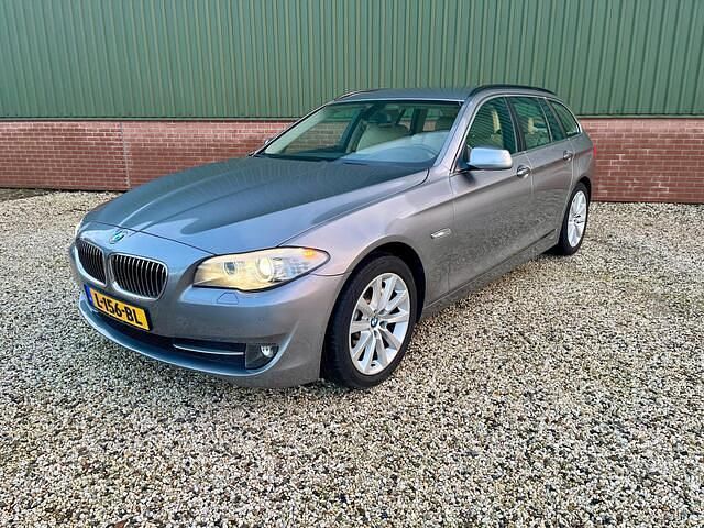 Grijs (metallic) Gebruikt 2012 BMW 525 Executive Stationwagen | € 12.500 (Eerlijke prijs) - Afbeelding 1/4