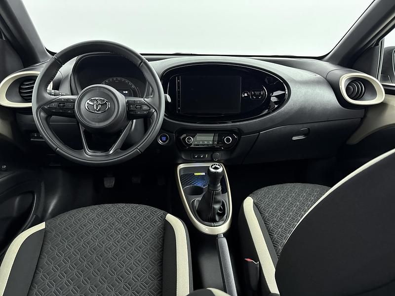 Occasion Toyota Aygo X Envy 72 PK (52 kW) 2022 Ginger beige metallic / zwart dak (licht goud metallic) SUV