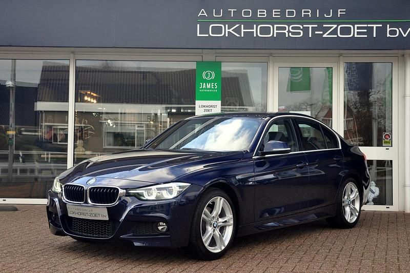 Blauw (metallic) Occasion 2018 BMW 320 M Sport Sedan | € 25.999 (Eerlijke prijs) - Afbeelding 1/4
