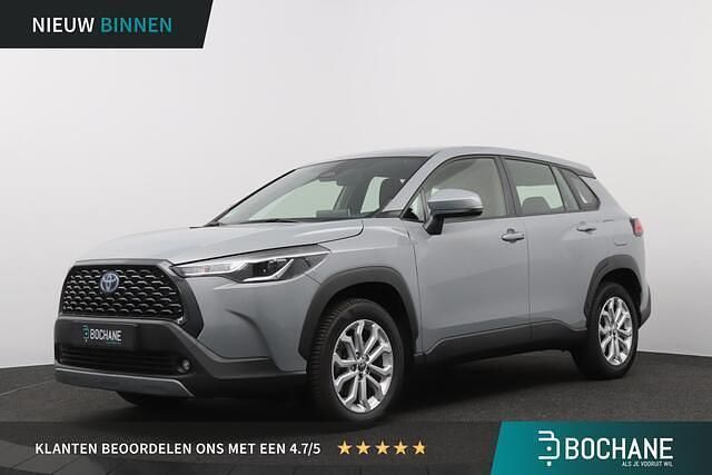 Manhattan grey metallic (grijs metallic) Occasion 2023 Toyota Corolla Cross Active SUV | € 30.400 (Super prijs) - Afbeelding 1/4