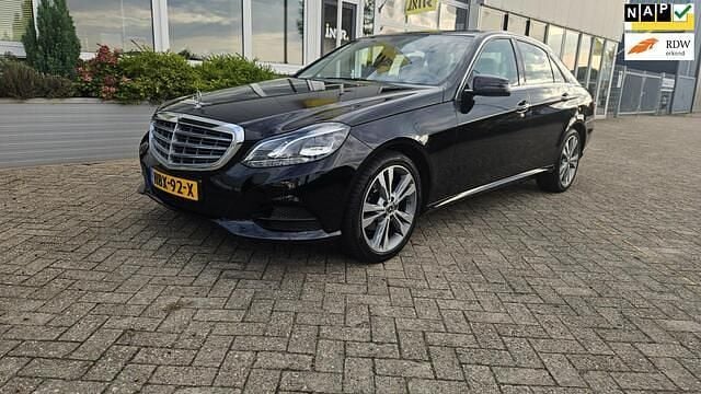 Zwart Occasion 2015 Mercedes E200 Sedan | € 14.950 (Super prijs) - Afbeelding 1/4