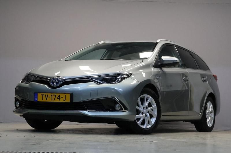 Grijs Occasion 2018 Toyota Auris Hybrid Executive Hatchback | € 15.995 (Eerlijke prijs) - Afbeelding 1/4