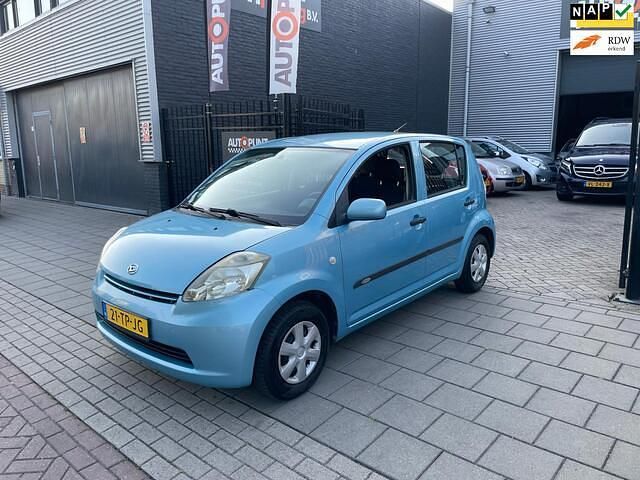 Blauw, metallic lak Gebruikt 2006 Daihatsu Sirion Hatchback | € 1.499 (Eerlijke prijs) - Afbeelding 1/4