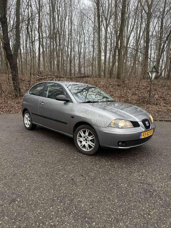 Grijs Occasion 2005 Seat Ibiza Reference Hatchback | € 2.975 (Duur) - Afbeelding 1/4