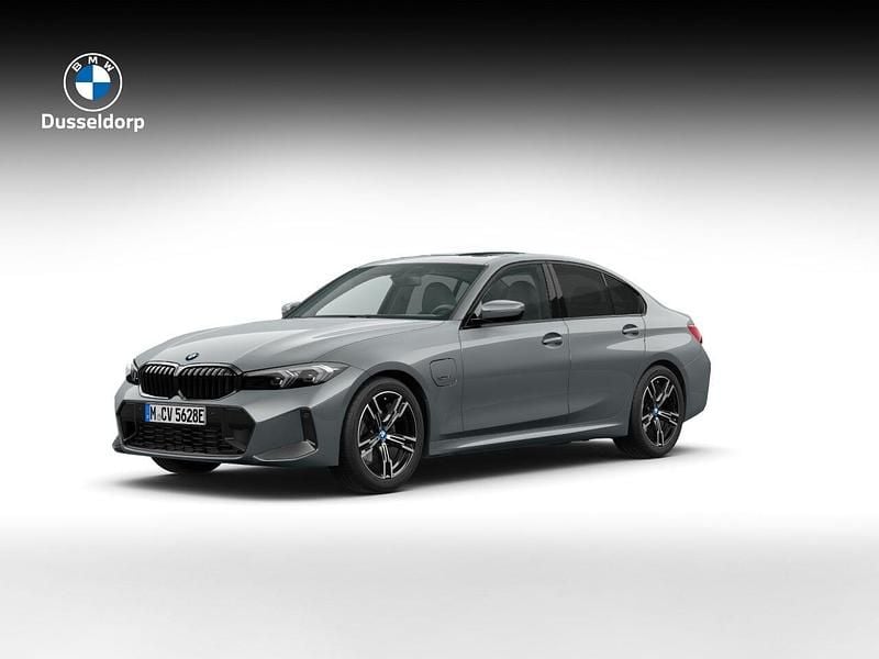 Grijs Gebruikt 2023 BMW 320e M Sport Sedan | € 39.850 (Eerlijke prijs) - Afbeelding 1/2