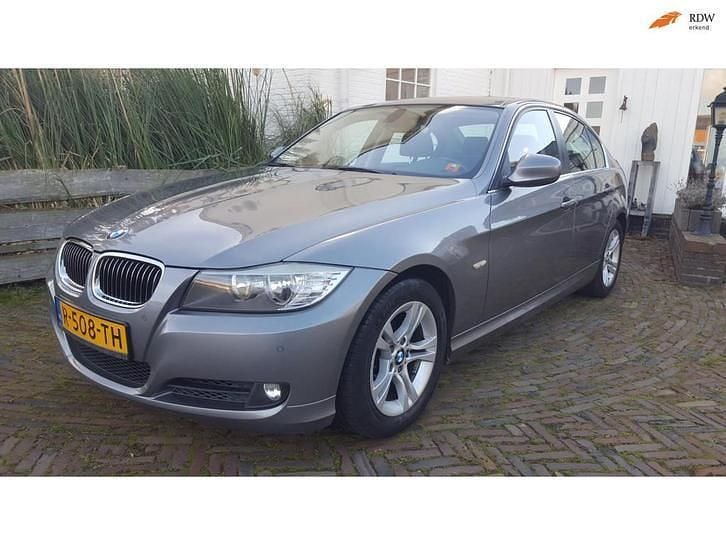 Grijs Gebruikt 2009 BMW 325 Sedan | € 6.950 (Duur) - Afbeelding 1/4