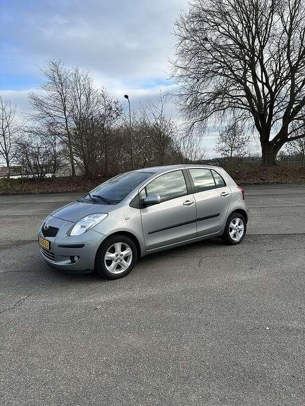 Occasion Toyota Yaris Luna 87 PK (63 kW) 2007 Grijs Hatchback