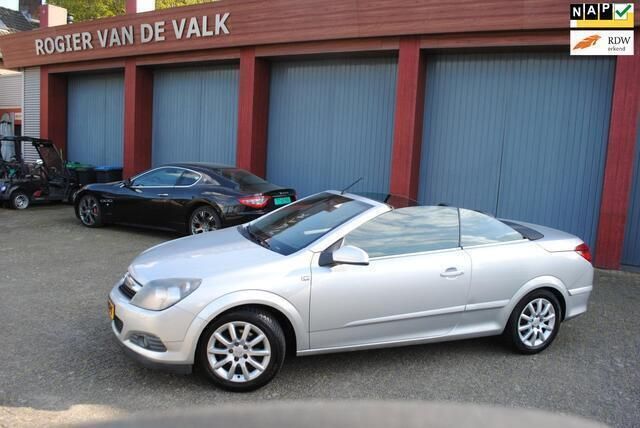 Grijs, metallic lak Gebruikt 2006 Opel Astra Cabriolet Enjoy Cabriolet | € 2.975 (Eerlijke prijs) - Afbeelding 1/4