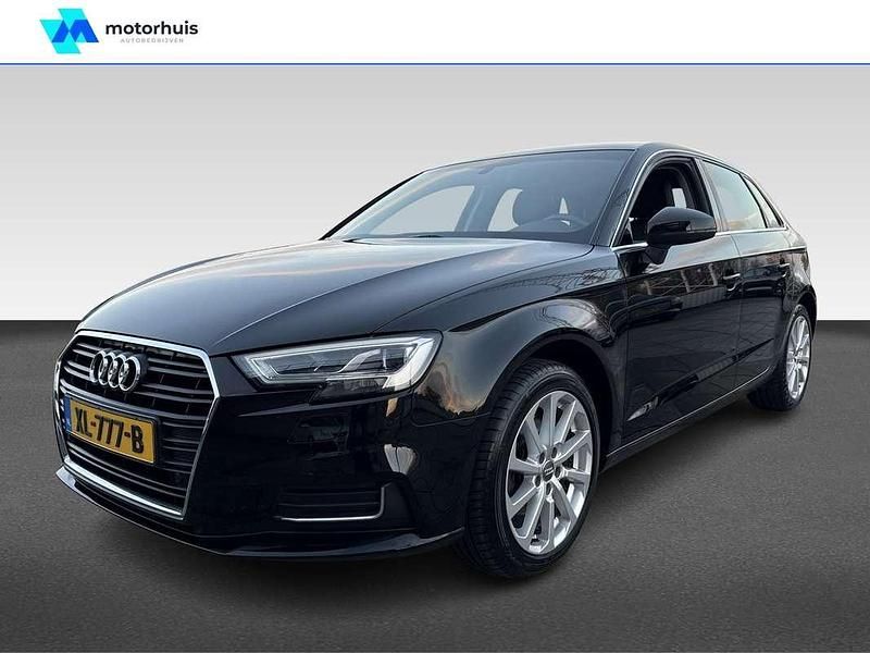 Zwart (metallic) Gebruikt 2019 Audi A3 Sportback Design Hatchback | € 17.445 (Goede deal) - Afbeelding 1/4