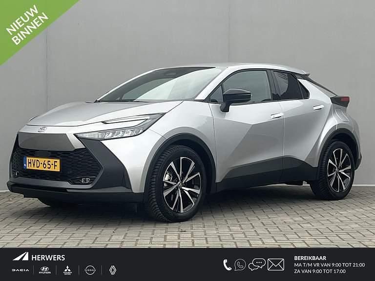 Shimmering silver metallic (grijs metallic) Nieuw 2025 Toyota C-HR SUV | € 34.885 (Eerlijke prijs) - Afbeelding 1/4