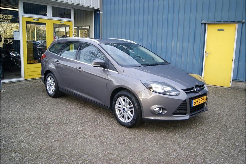 Bruin Occasion 2013 Ford Focus Titanium Stationwagen | € 4.950 (Iets duurder) - Afbeelding 1/4