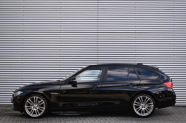 Zwart Gebruikt 2018 BMW 330 Luxury Line Stationwagen | € 18.440 (Goede deal) - Afbeelding 1/3