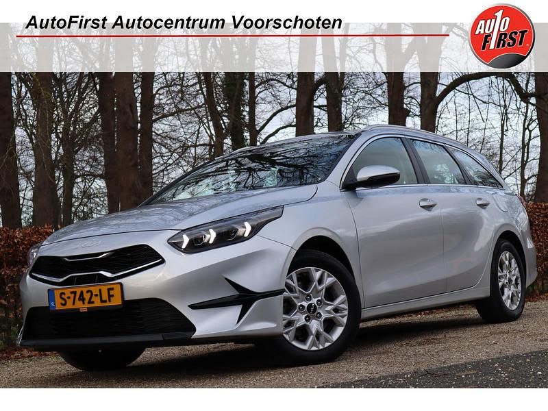 Grijs Gebruikt 2023 Kia Ceed Hatchback | € 18.200 (Eerlijke prijs) - Afbeelding 1/4