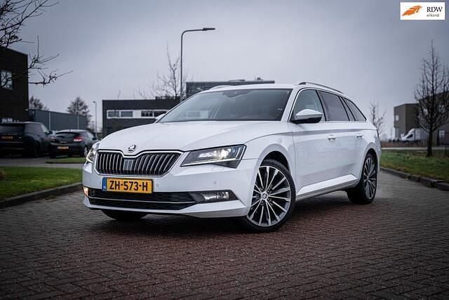 Wit Occasion 2017 Skoda Superb Business Line Stationwagen | € 11.900 (Goede deal) - Afbeelding 1/4