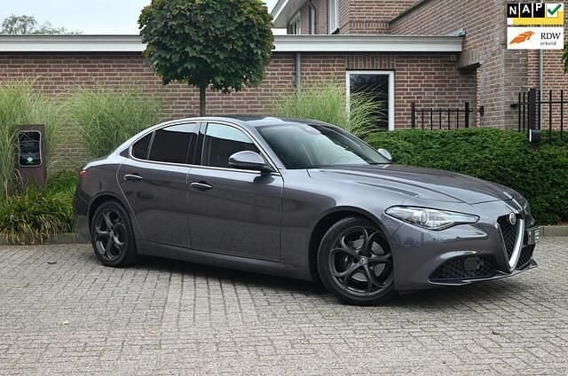 Grijs Gebruikt 2019 Alfa Romeo Giulia Super Sedan | € 27.950 (Eerlijke prijs) - Afbeelding 1/4
