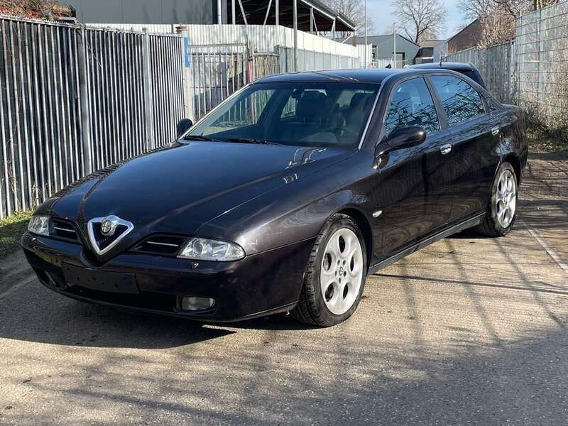Zwart Gebruikt 2002 Alfa Romeo 166 Distinctive Sedan | € 2.995 - Afbeelding 1/4