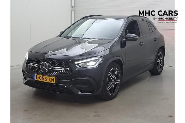 Zwart Gebruikt 2021 Mercedes GLA180 Business SUV | € 34.400 (Goede deal) - Afbeelding 1/4