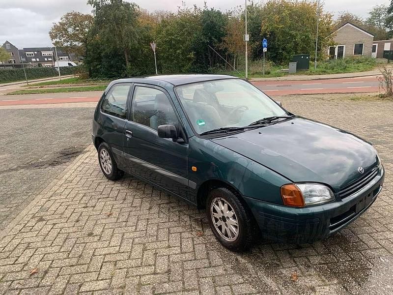 Groen Gebruikt 1999 Toyota Starlet Edition Hatchback | € 1.450 (Eerlijke prijs) - Afbeelding 1/4