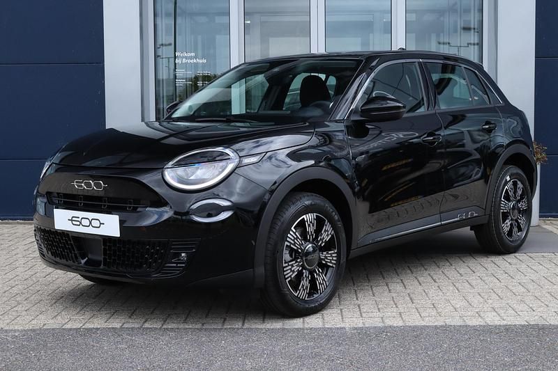 Zwart Nieuw 2025 Fiat 600 Urban SUV | € 29.935 (Eerlijke prijs) - Afbeelding 1/4