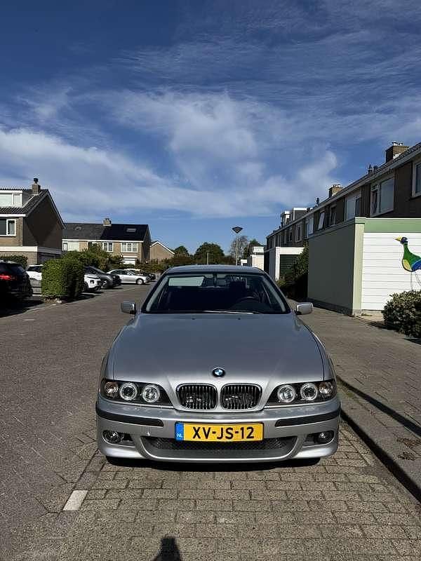 Grijs Gebruikt 1999 BMW 523 Executive Sedan | € 5.250 (Eerlijke prijs) - Afbeelding 1/4