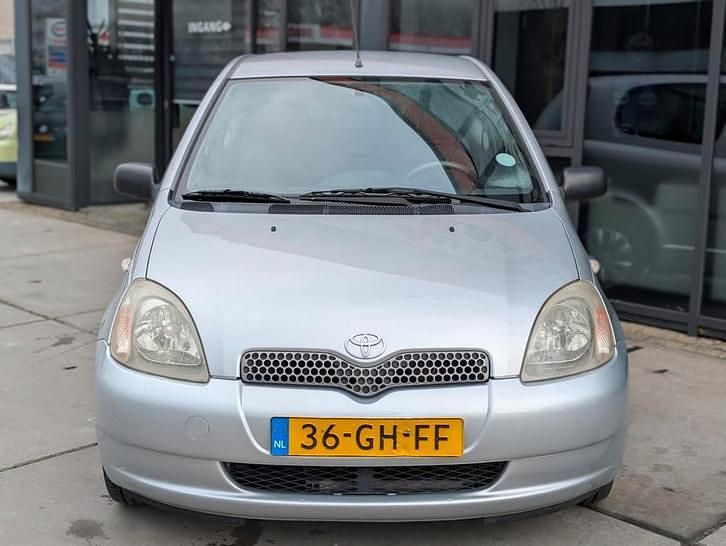 Occasion Toyota Yaris Luna 86 PK (63 kW) 2000 Grijs Hatchback